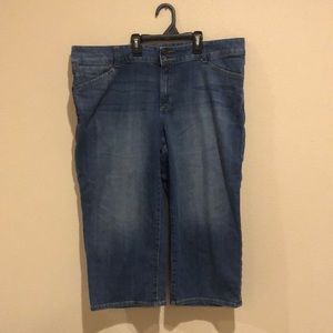 Ladies curvy flare GAP capris